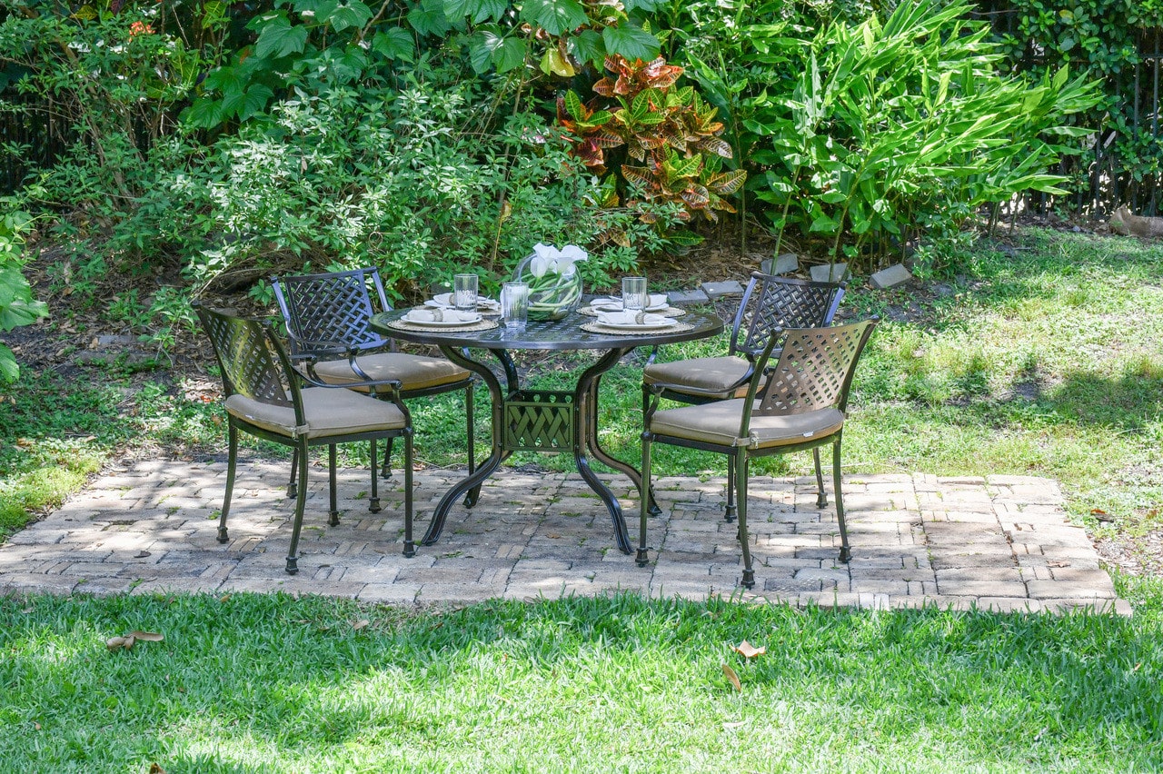 Savannah Outdoor Aluminum Round Dining Table Set of 5 (KIT)