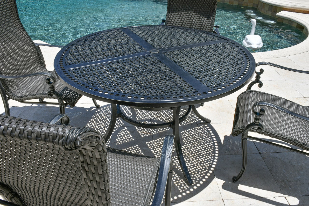 Windermere Woven Outdoor Round Dining Table Set of 5 (KIT)